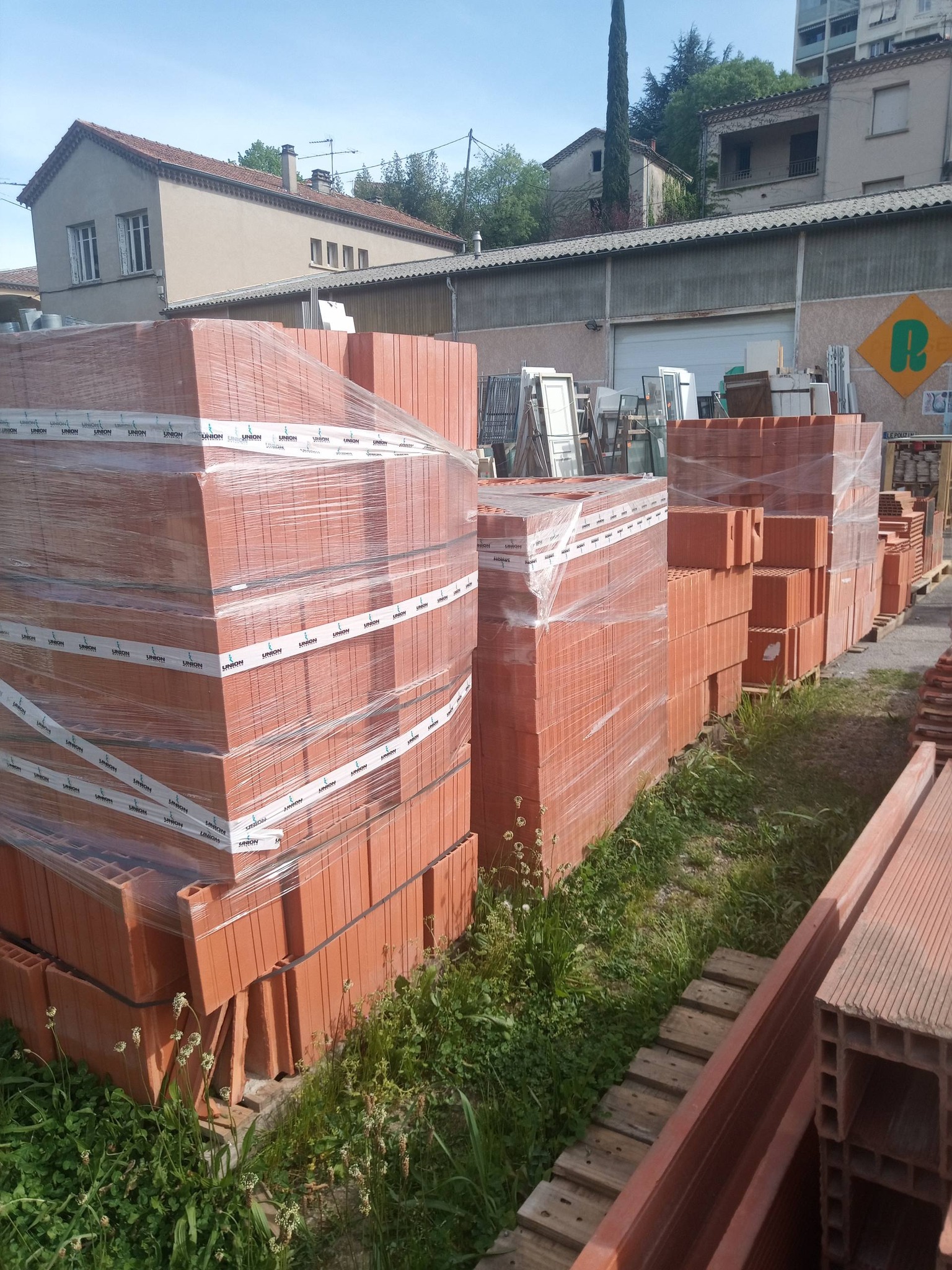 Grand rangement de la cour extérieur…